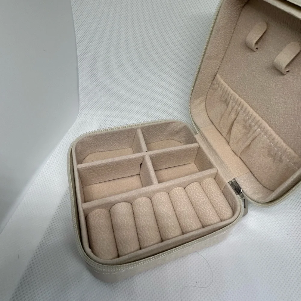 Chic‎ Cream Jewelry Storage Case